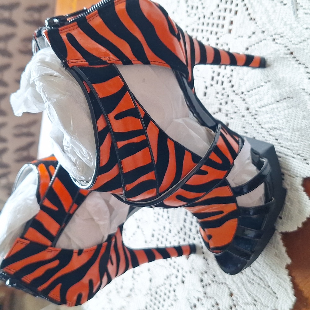 NIB Circle Foxy Neon Open Toe Heels Size 7